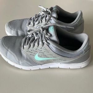 Womens Nike gray and mint/green accent size 8 athletic shoes sneakers running